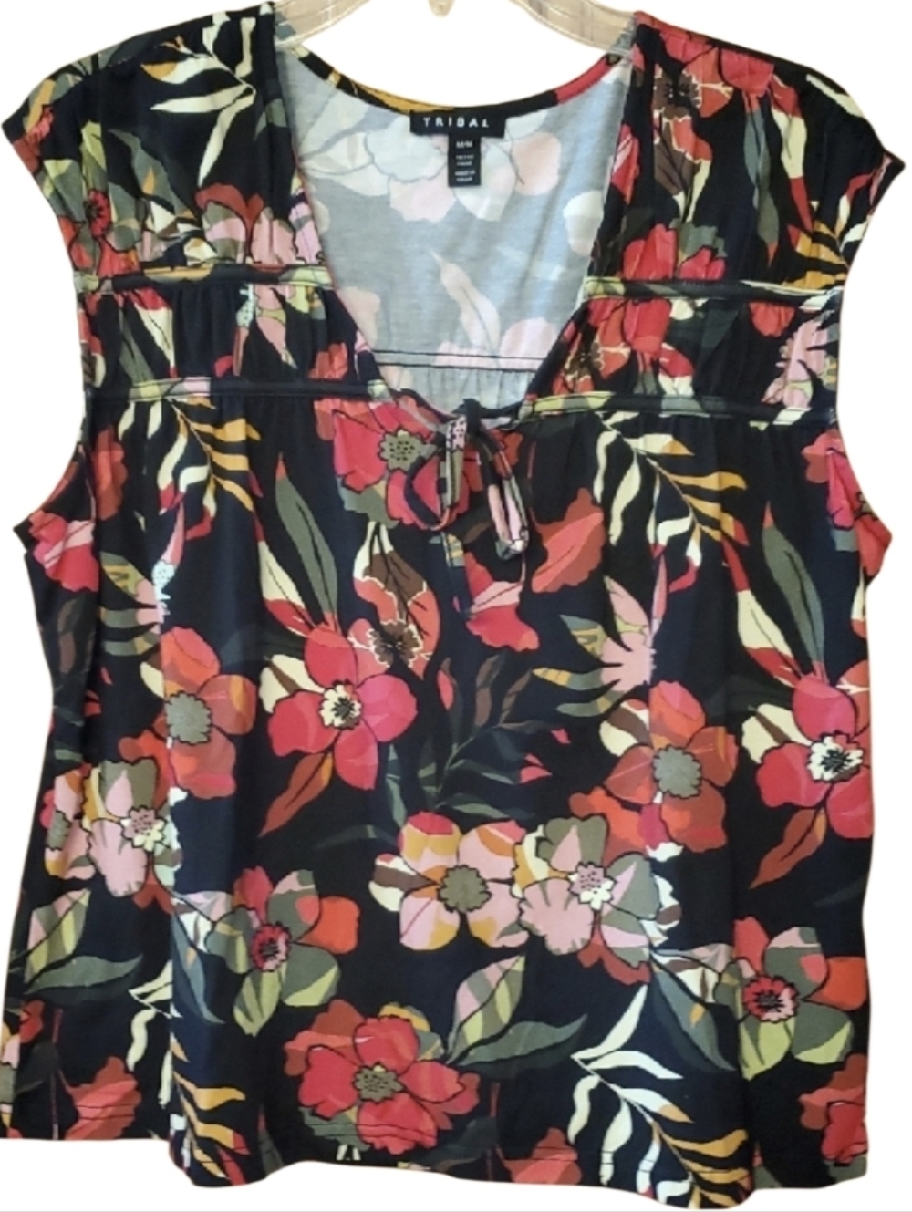 Tribal‎ Black Floral Short Sleeve Tee with Red, Coral & Green Flowers Size Med